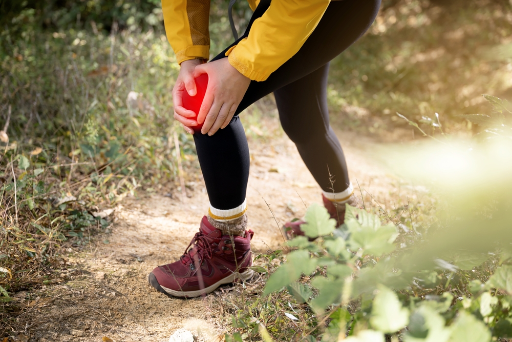 hiker experiencing knee pain