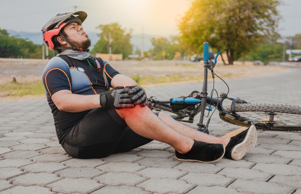 cycler clutching knee in pain