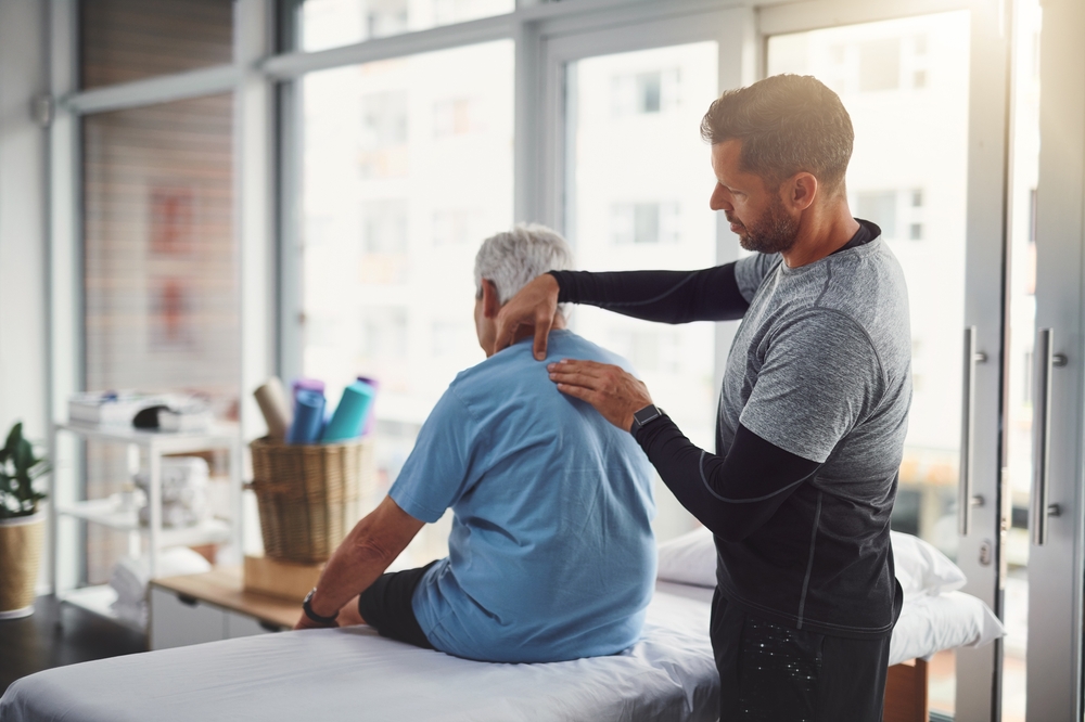 A doctor explaining the types of shoulder pain to his patient.